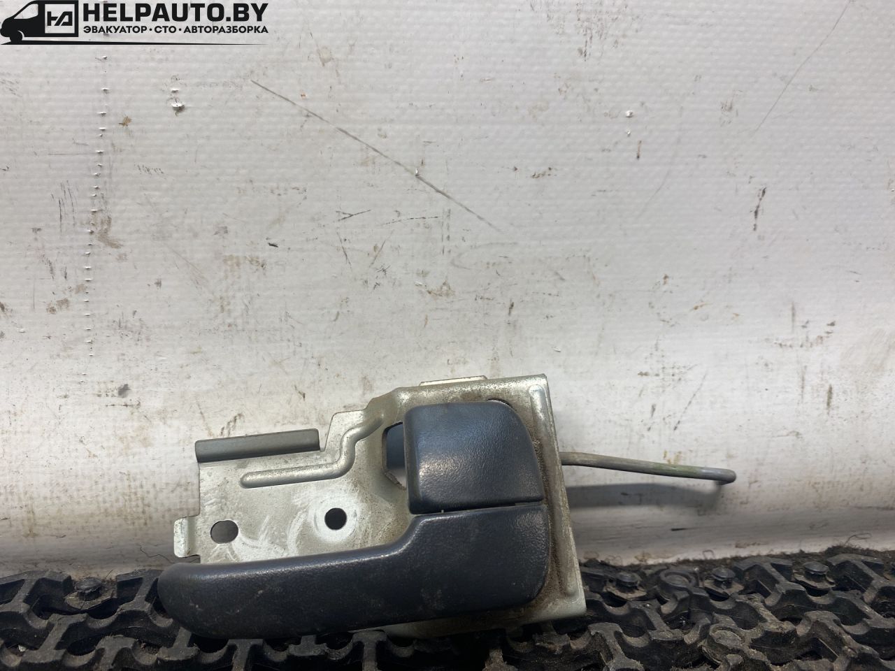 ручка внутренняя передняя правая Mazda 626 GF 1997, 2.0 л., дизель, МКПП, зелёный, седан, передний привод - фото №1