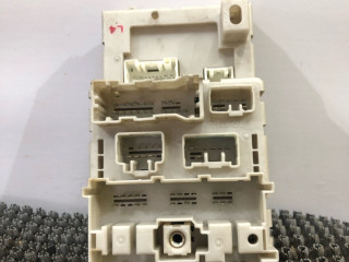 блок реле Toyota RAV4 2 поколение (XA20) 2002, 2.0 л., дизель, МКПП, серебристый, седан