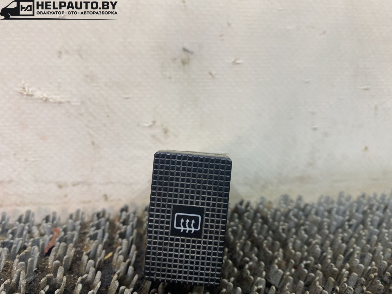 кнопка обогрева заднего стекла Nissan Bluebird T12/T72 1987, 2.0 л., бензин, МКПП, бордовый, хетчбэк 5 дв., передний привод - фото №1