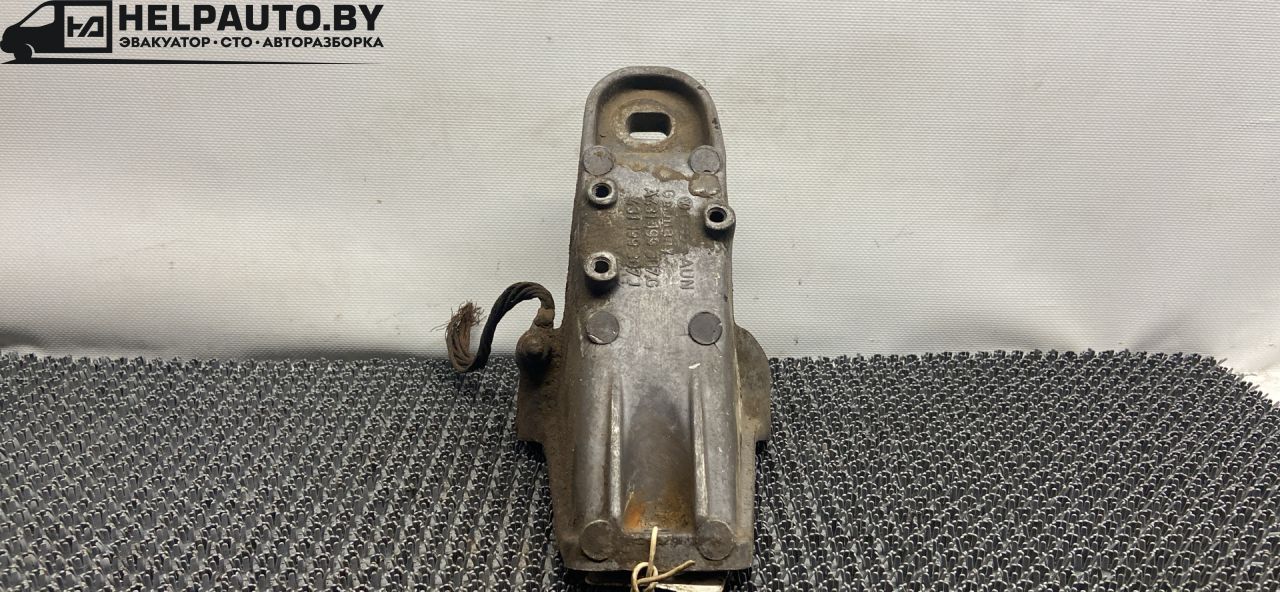 кронштейн (крепление) Audi 100 С3 (1982 - 1988), 1.9 л., бензин - фото №1