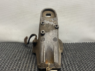 кронштейн (крепление) Audi 100 С3 (1982 - 1988), 1.9 л., бензин