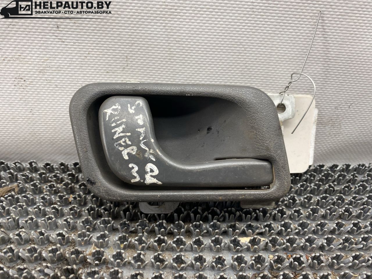 ручка внутренняя задняя правая Mitsubishi Space Runner 1 поколение (1991 - 1995) - фото №1
