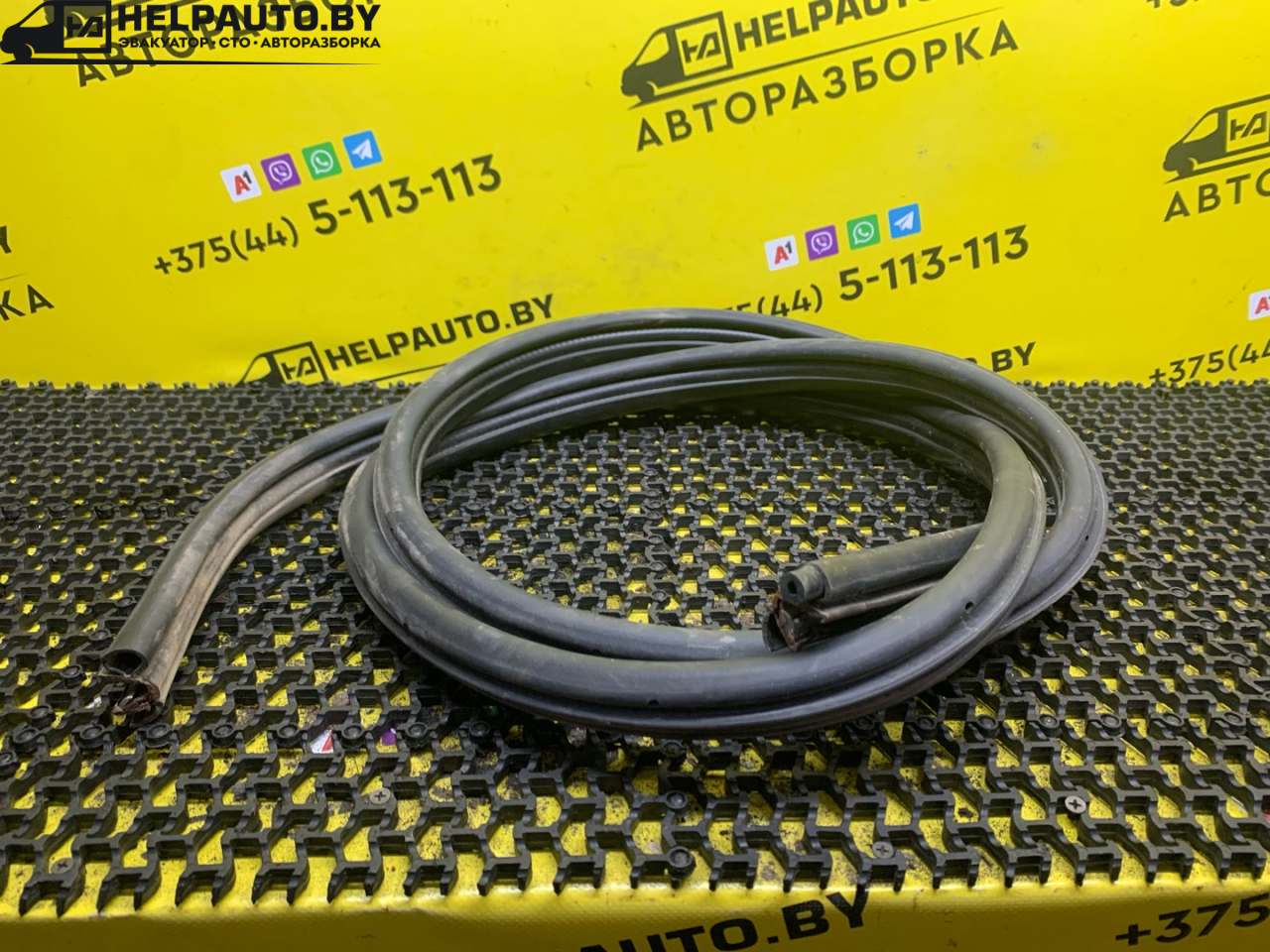 уплотнитель двери Ford Escape 2 поколение R3 2009, 2.3 л., бензин, АКПП, синий, внедорожник 5 дв., передний привод - фото №1