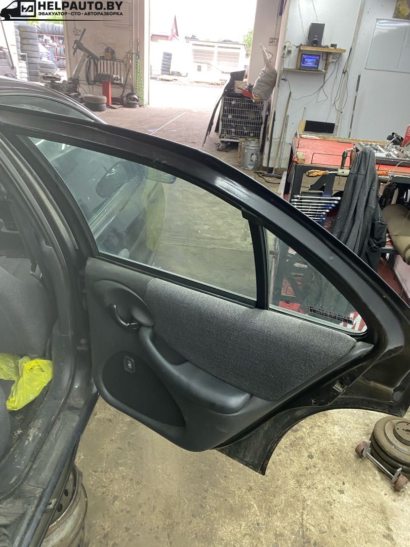 обшивка двери задняя правая Pontiac Sunfire 1 поколение 1999, 2.2 л., бензин, АКПП, черный, передний привод - фото №1