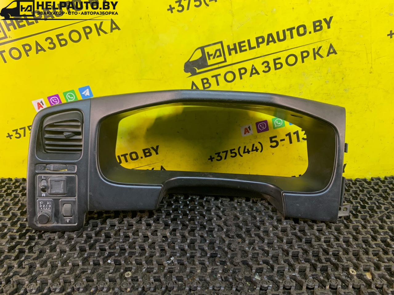 рамка панели приборов Nissan Primera P11 (1996 - 2000), 1.6 л., бензин, МКПП, хетчбэк 5 дв., GA16 - фото №1