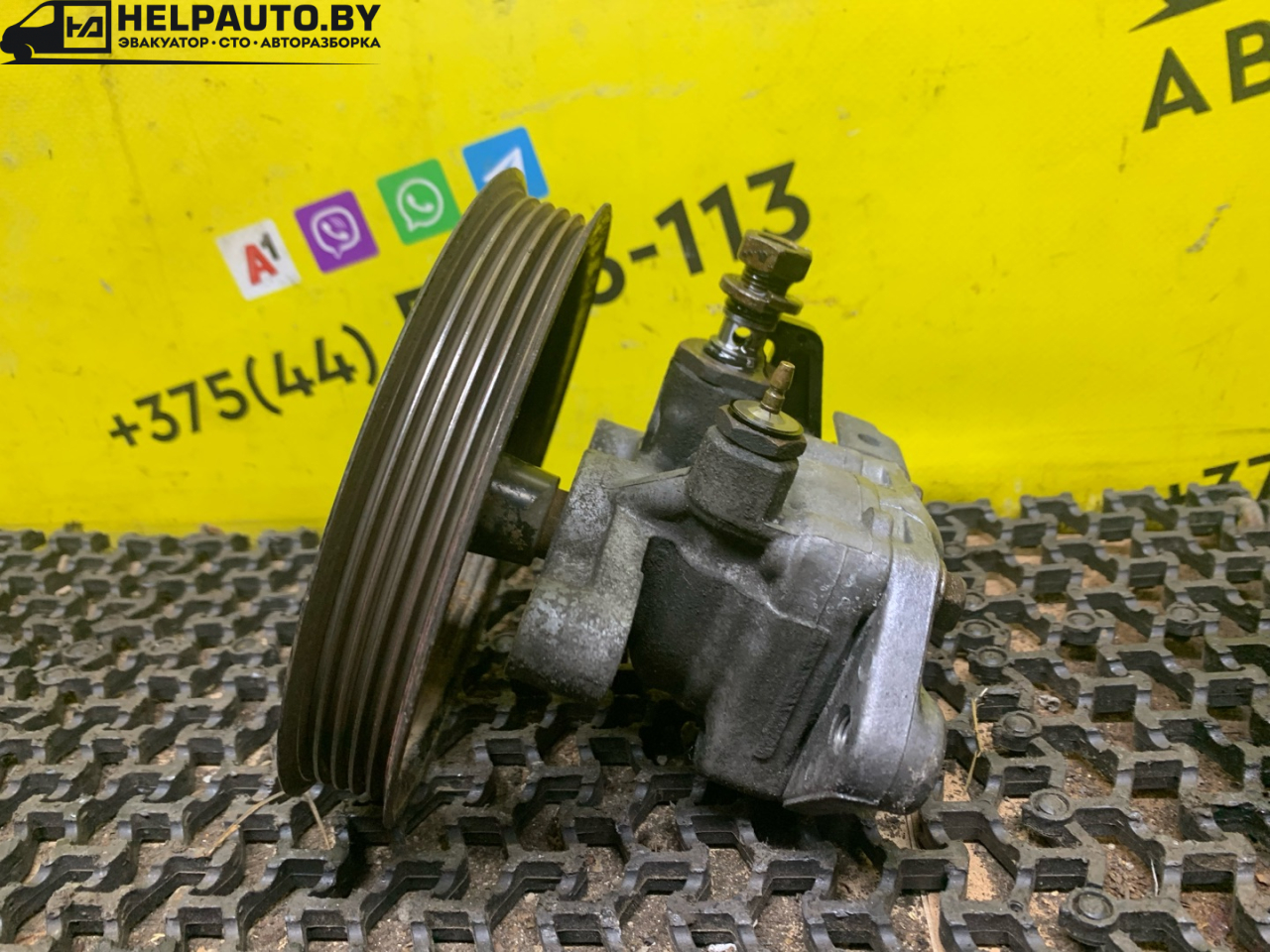 насос гидроусилителя руля Mitsubishi Carisma 1 поколение (1995 - 1999), 1.8 л., 4G93 (GDI), бензин, МКПП, серебро, хетчбэк 5 дв., передний привод - фото №1