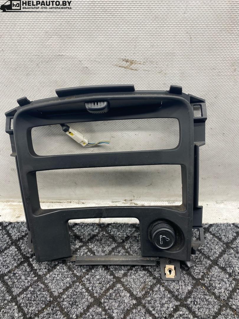 рамка под магнитолу Nissan Primera P12 2002, 2.2 л., дизель, передний привод, 68413AV700 - фото №1