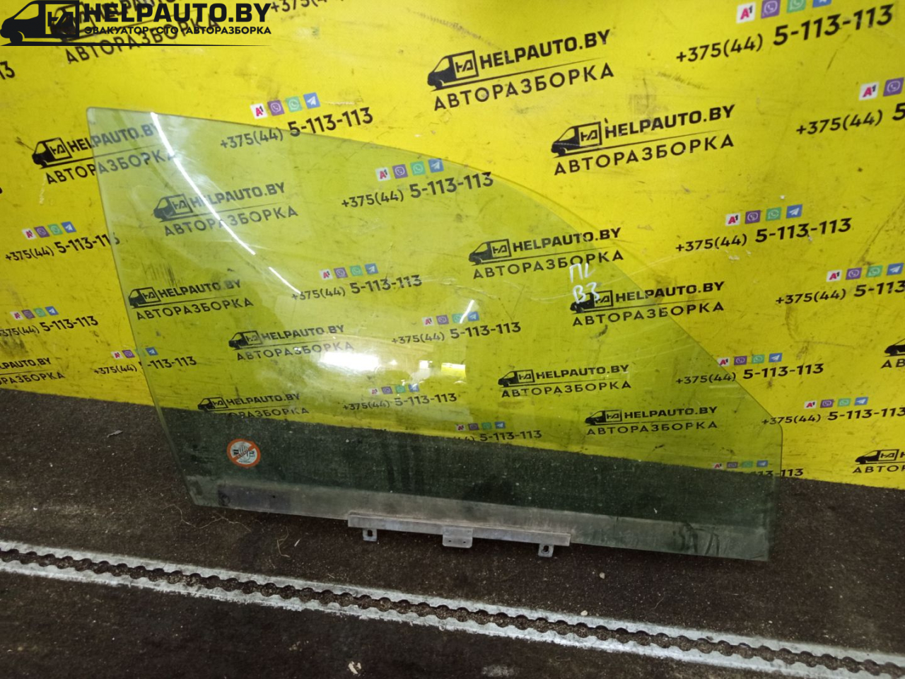 стекло двери передней правой Volkswagen Passat B3 1988, 1.8 л., бензин, МКПП, белый, седан, передний привод - фото №1