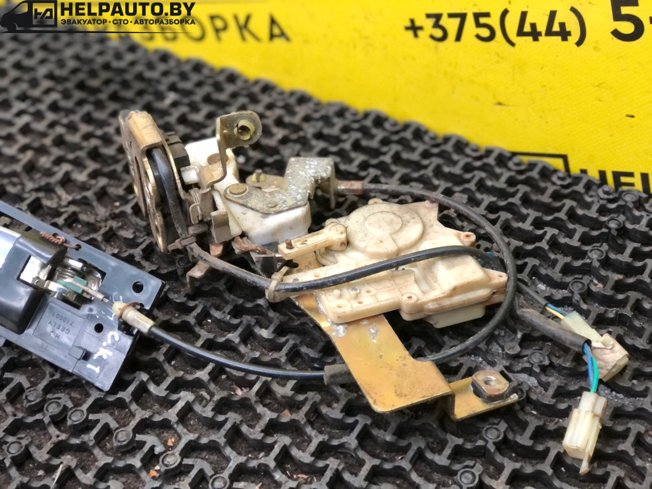 замок двери задней правой Geely CK Otaka 1 поколение CK-1 2007, 1.5 л., MR479A, бензин, МКПП, золотистый, седан, передний привод - фото №1