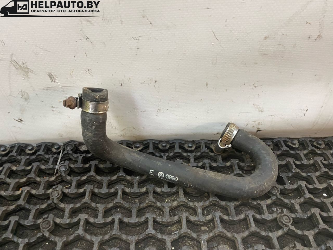 патрубок радиатора Volkswagen Santana 1 поколение 1988, 1.6 л., бензин, синий, передний привод - фото №1