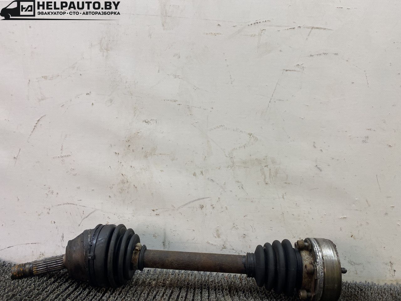 полуось передняя левая (приводной вал, ШРУС) Volkswagen Polo 2 поколение 1990, 1.3 л., бензин, МКПП, синий, хетчбэк 3 дв., передний привод - фото №1