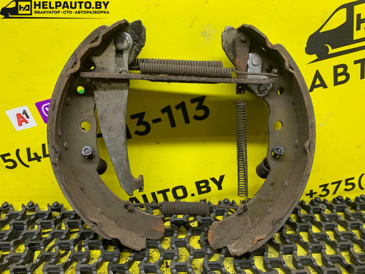 механизм развода задних тормозных колодок Volkswagen Passat B3 1988, 1.8 л., бензин, МКПП, белый, седан, передний привод - фото №1
