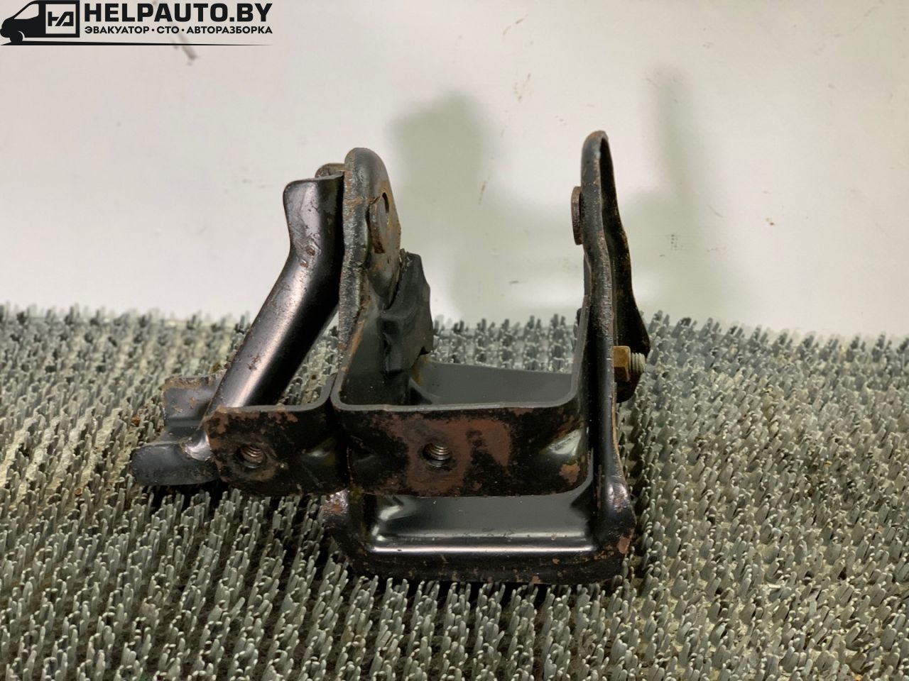 кронштейн двигателя Nissan Bluebird T12/T72 1987, 2.0 л., бензин, МКПП, бордовый, хетчбэк 5 дв., передний привод - фото №1