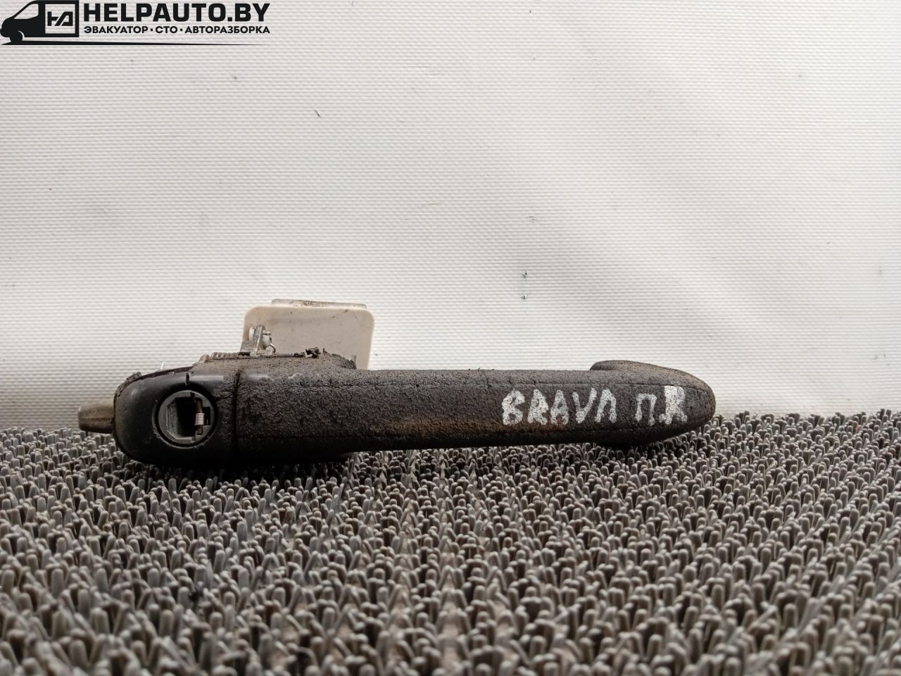 ручка наружная Fiat Brava 1 поколение 1998, 1.4 л., 182 A3.000, бензин, 5МКПП, серый, хетчбэк 5 дв., передний привод - фото №1