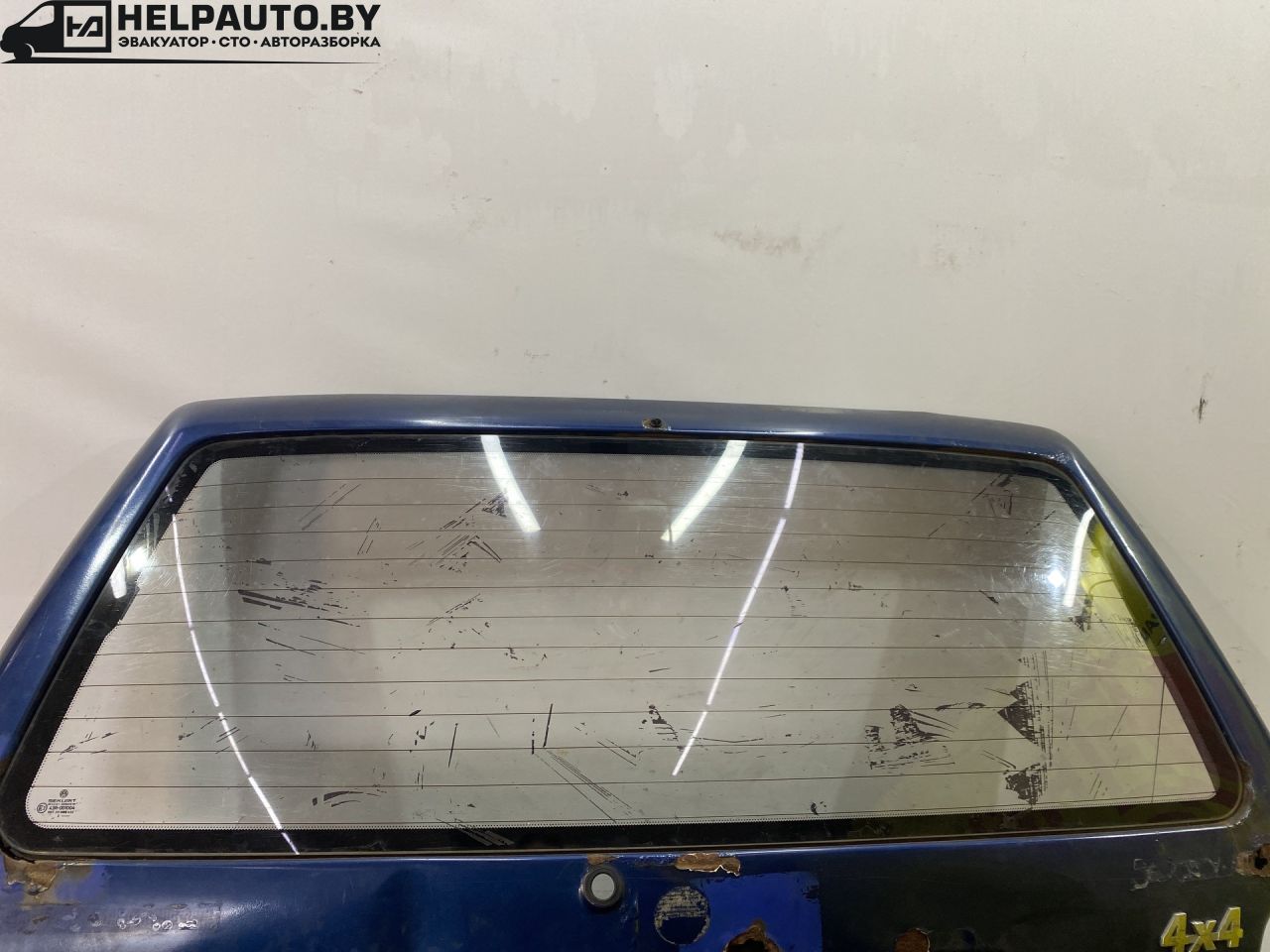 стекло заднее Volkswagen Polo 2 поколение 1990, 1.3 л., бензин, МКПП, синий, хетчбэк 3 дв., передний привод - фото №1