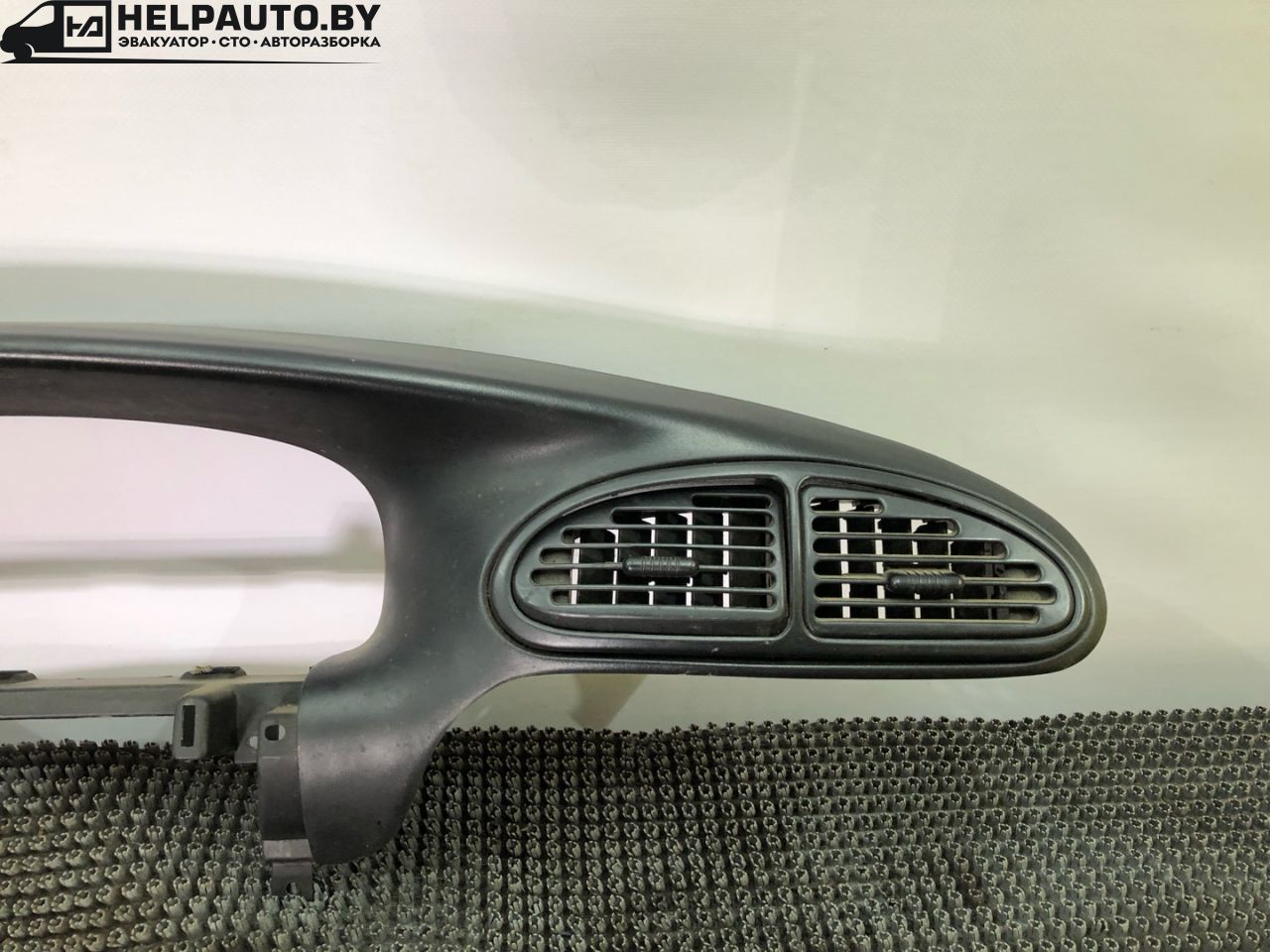 рамка панели приборов Dodge Caravan 3 поколение RG 1999, 2.4 л., EDZ, бензин, АКПП, темно зеленый, передний привод - фото №1