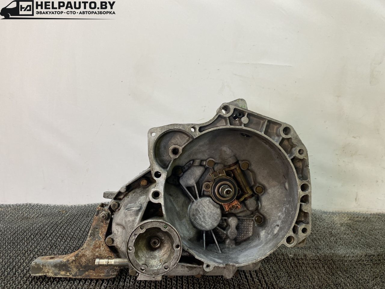 КПП механическая (МКПП) Volkswagen Polo 2 поколение 1990, 1.3 л., бензин, МКПП, синий, хетчбэк 3 дв., передний привод, AKW - фото №1