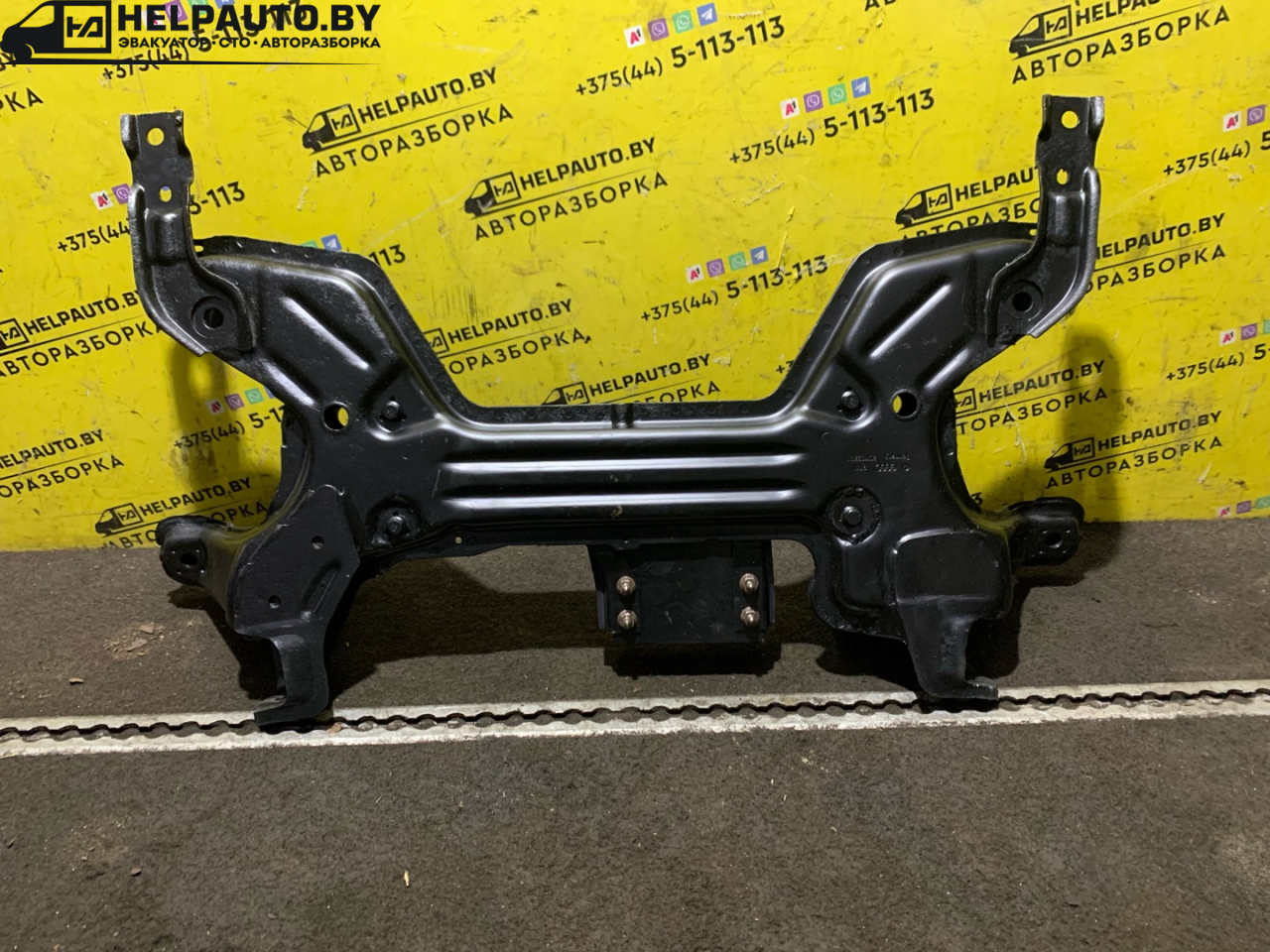 балка подвески передняя (подрамник) Volkswagen Passat B3 1988, 1.8 л., бензин, МКПП, белый, седан, передний привод - фото №1