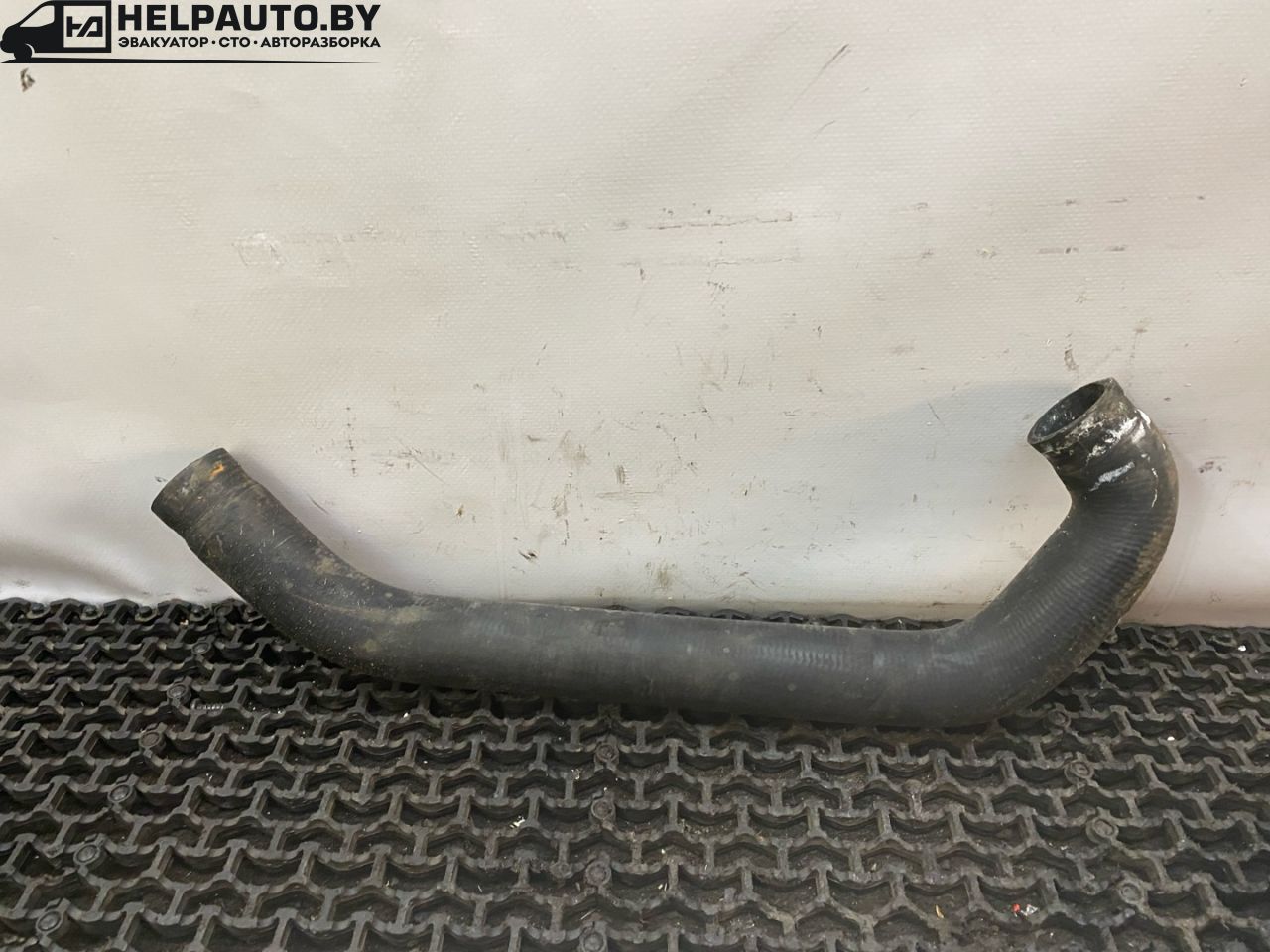 патрубок радиатора Volkswagen Santana 1 поколение 1988, 1.6 л., бензин, синий, передний привод - фото №1