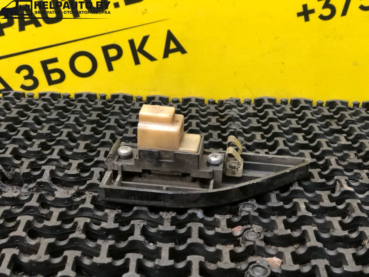 кнопка стеклоподъемника двери задней правой Nissan Bluebird U12 1989, универсал, передний привод - фото №1