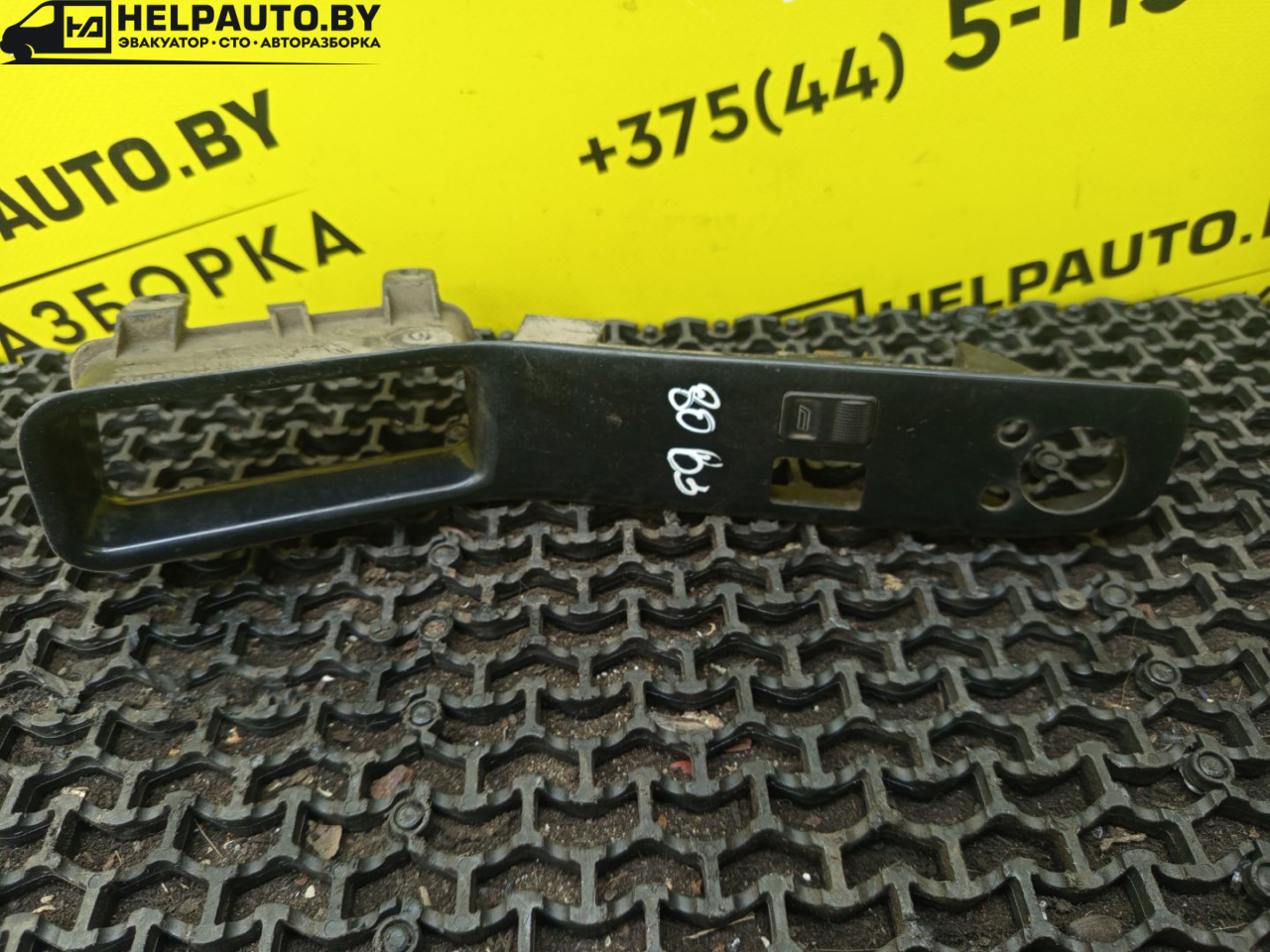кнопка стеклоподъемника двери Audi 80 B3 1988, 1.6 л., дизель, МКПП, седан, передний привод - фото №1