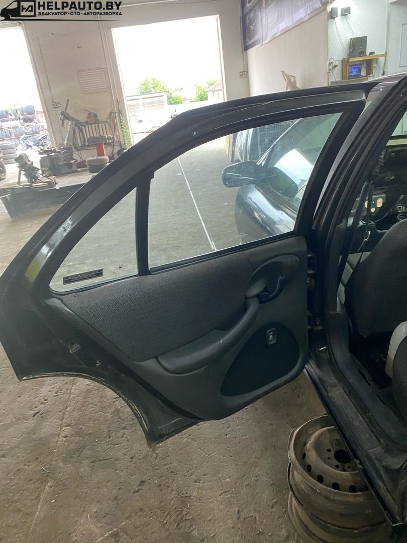 обшивка двери задняя левая Pontiac Sunfire 1 поколение 1999, 2.2 л., бензин, АКПП, черный, передний привод - фото №1