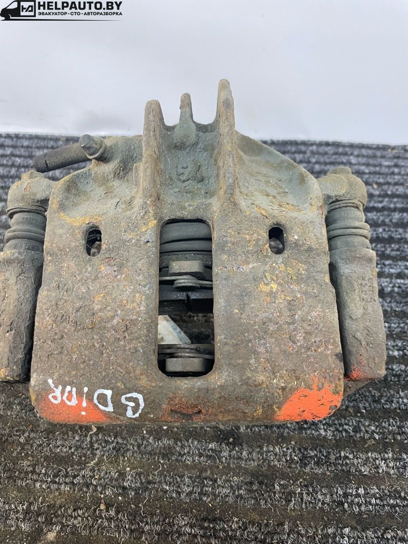 суппорт передний правый Mitsubishi Carisma 1 поколение (1995 - 1999), 1.8 л., 4G93 (GDI), бензин, МКПП, серебро, хетчбэк 5 дв., передний привод - фото №1