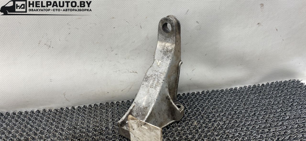 кронштейн двигателя Audi 100 С3 1986, 2.0 л., дизель, МКПП, седан, передний привод - фото №1