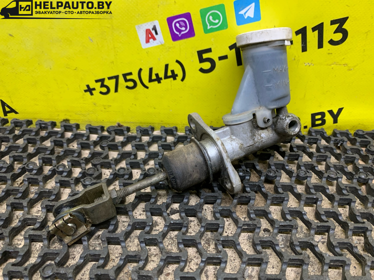 цилиндр сцепления главный Mitsubishi Carisma 1 поколение (1995 - 1999), 1.8 л., 4G93 (GDI), бензин, МКПП, серебро, хетчбэк 5 дв., передний привод - фото №1