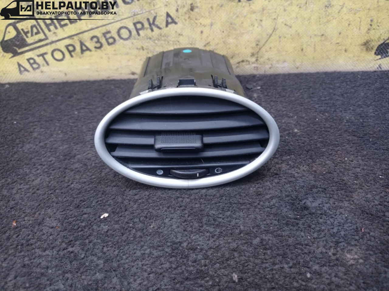 дефлектор обдува салона Ford Focus 2 поколение 2006, 1.6 л., HWDA, бензин, МКПП, красный, хетчбэк 5 дв., передний привод - фото №1