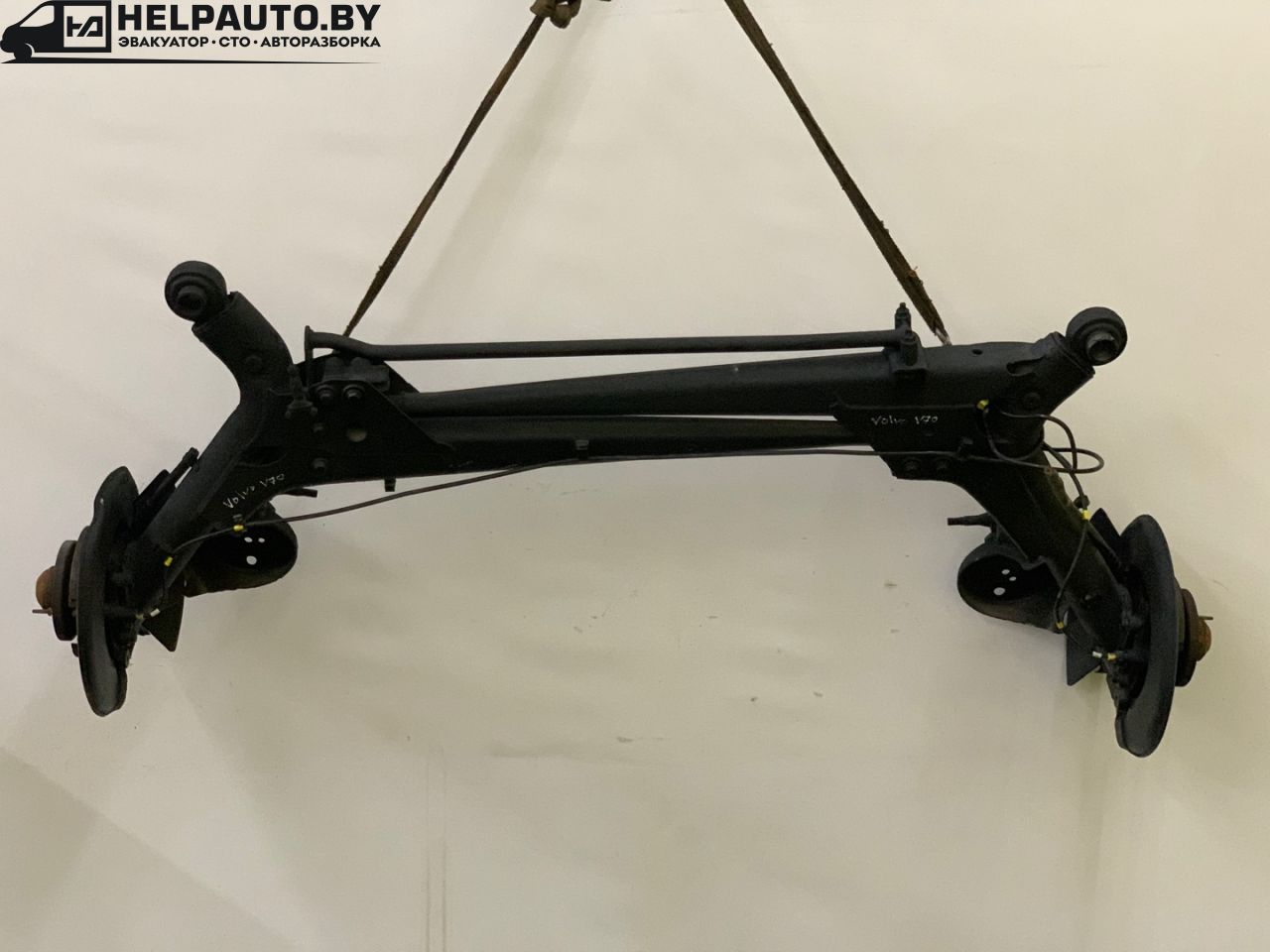 балка подвески задняя Volvo S70 1 поколение 2000, 2.5 л., D 5252 T, дизель, МКПП, черный, седан, передний привод - фото №1