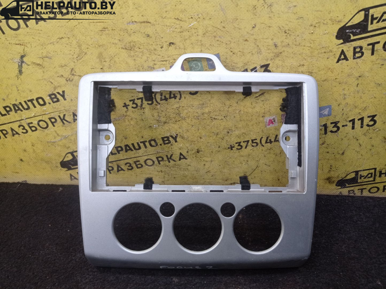 рамка под магнитолу Ford Focus 2 поколение 2006, 1.6 л., HWDA, бензин, МКПП, красный, хетчбэк 5 дв., передний привод - фото №1