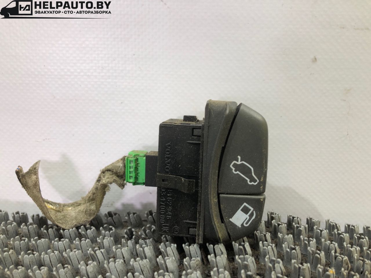 кнопка открытия багажника Volvo S70 1 поколение 2000, 2.5 л., D 5252 T, дизель, МКПП, черный, седан, передний привод - фото №1