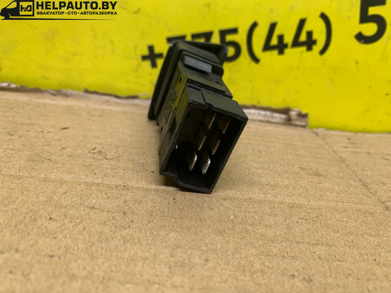 кнопка аварийной сигнализации Nissan Serena C23 1992, 2.0 л., дизель, МКПП, серебро, минивэн, передний привод - фото №1