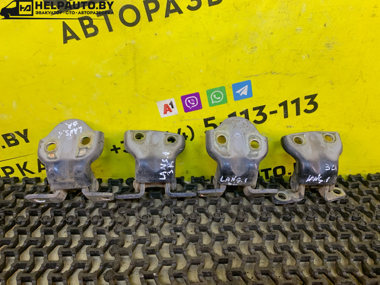 петля двери Mitsubishi Lancer 7 поколение 1997, 1.6 л., 4G92 (DOHC 16V), бензин, МКПП, синий, универсал, передний привод - фото №1
