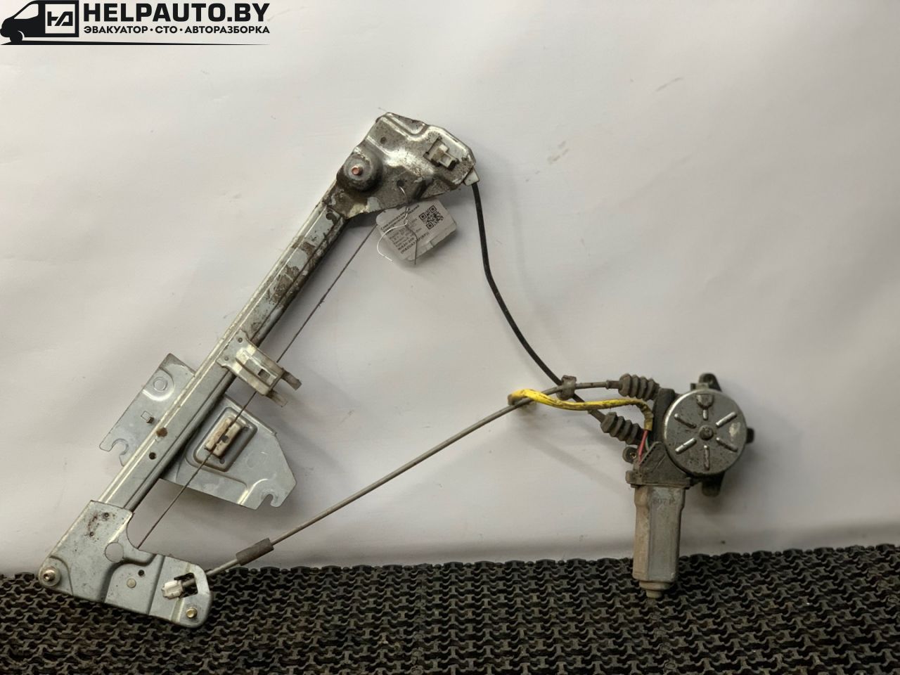 стеклоподъемник электрический задний левый Mazda 323 5 поколение 1994, 1.8 л., BP (DOHC), бензин, МКПП, красный, хетчбэк 5 дв., передний привод - фото №1