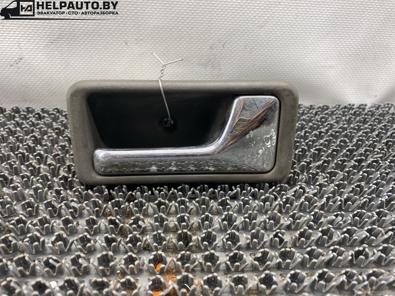 ручка внутренняя задняя правая Mazda 626 3 поколение GD 1992, 1.8 л., бензин, МКПП, синий, седан - фото №1