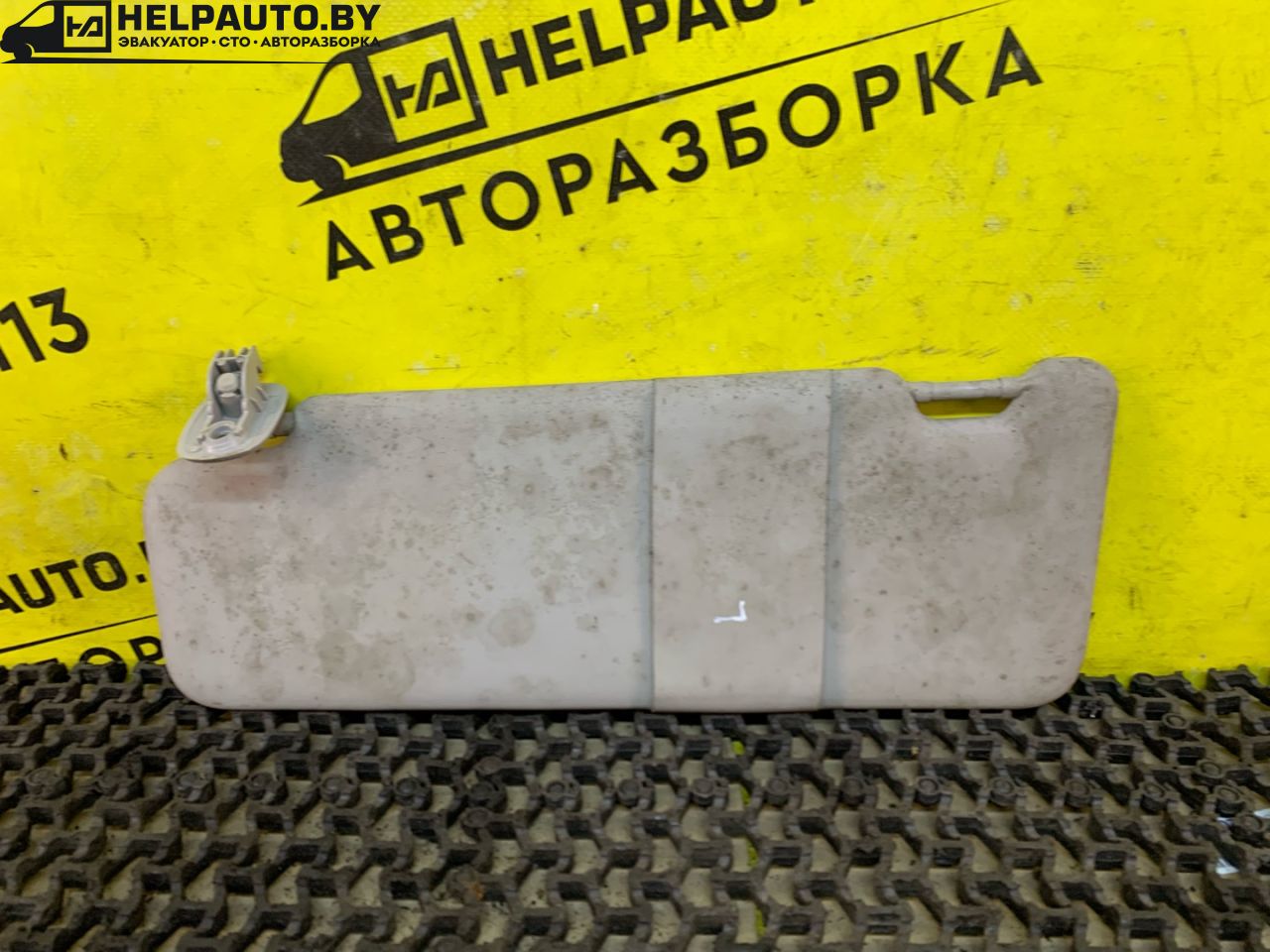 козырек солнцезащитный Dacia Sandero 1 поколение 2008, 1.4 л., K7J 714, бензин, МКПП, серый, хетчбэк 5 дв., передний привод - фото №1