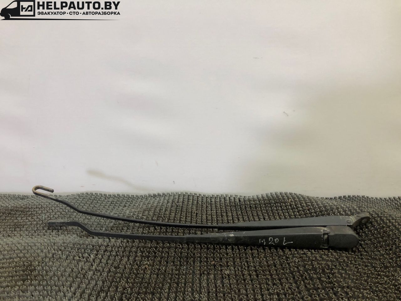 щеткодержатель (поводок стеклоочистителя, дворник) Ford Mondeo 1 поколение 1996, 2.0 л., бензин, МКПП, серебристый, седан, передний привод - фото №1