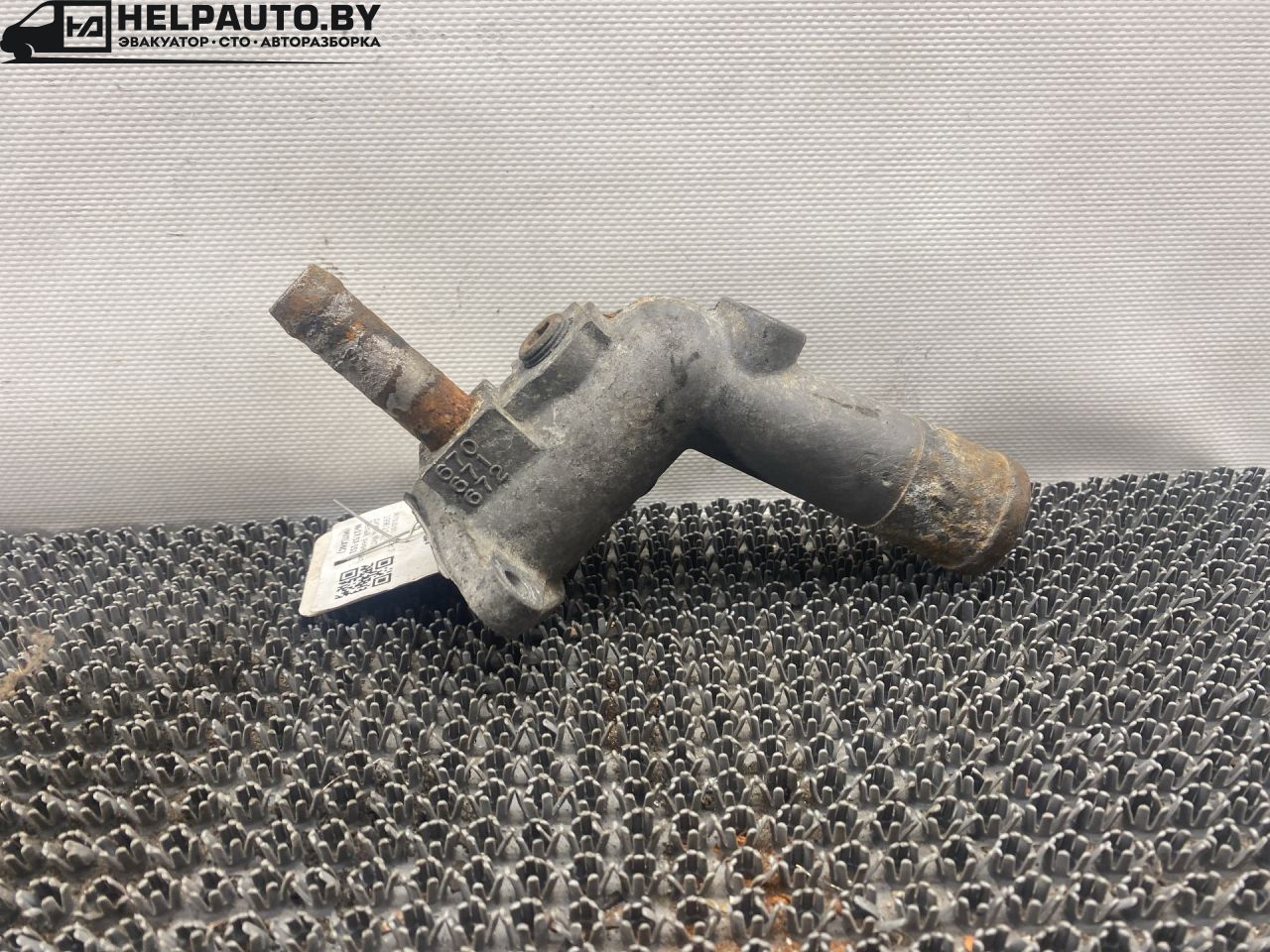 корпус термостата Mitsubishi Lancer 7 поколение 1996, 2.0 л., дизель, МКПП, белый, универсал, передний привод - фото №1