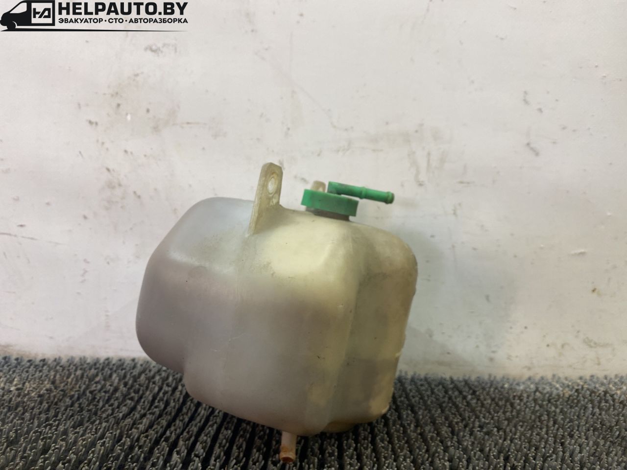 бачок расширительный Nissan Bluebird T12/T72 1987, 2.0 л., бензин, МКПП, бордовый, хетчбэк 5 дв., передний привод - фото №1