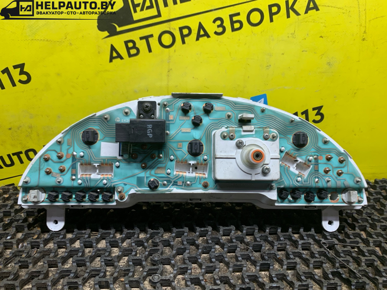 щиток приборов (приборная панель) Nissan Serena C23 1992, 2.0 л., дизель, МКПП, серебро, минивэн, передний привод - фото №1