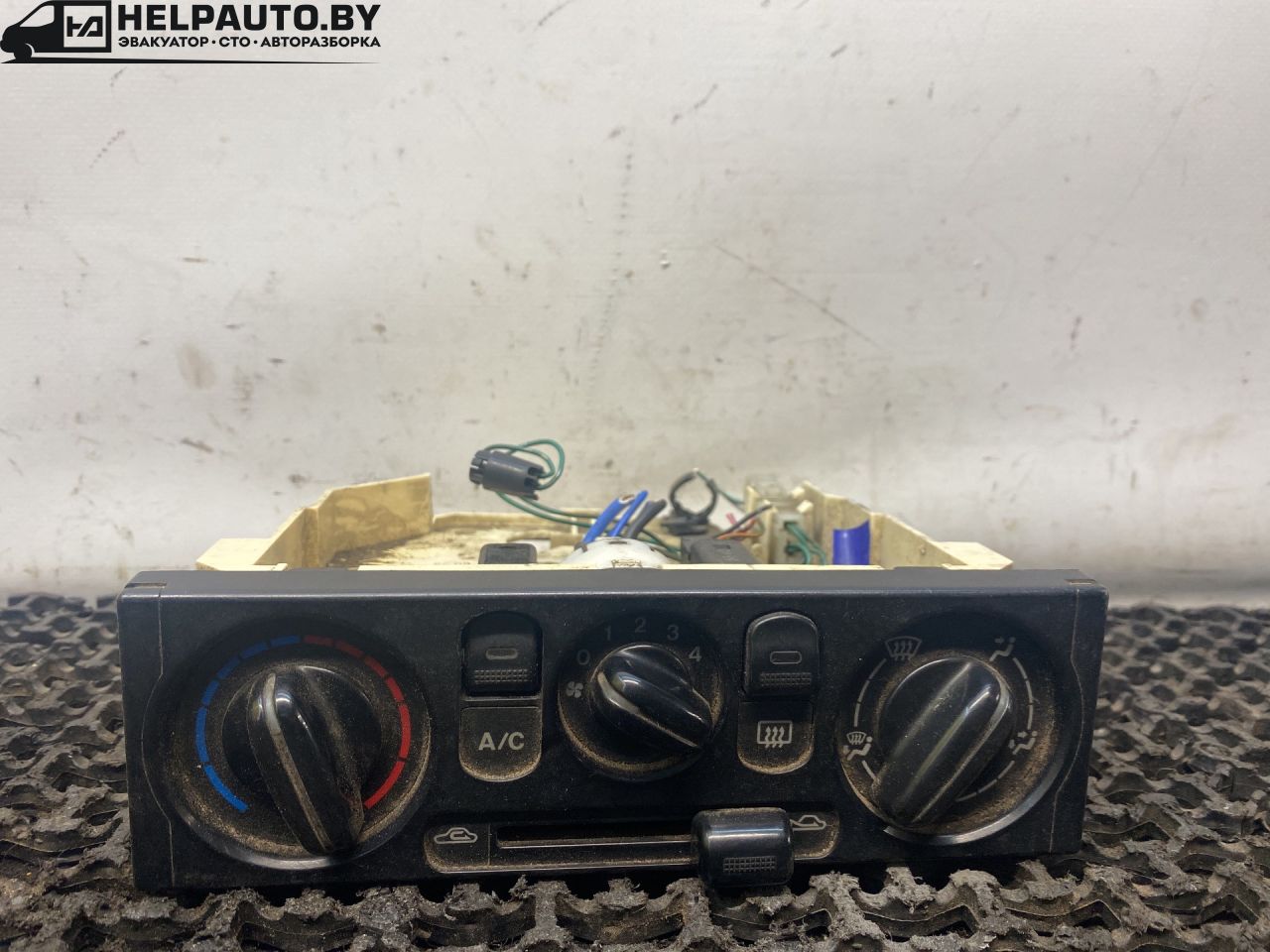 блок управления печки / климат-контроля Mazda 626 GF 1997, 2.0 л., дизель, МКПП, зелёный, седан, передний привод - фото №1
