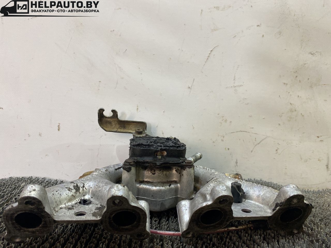 коллектор впускной Volkswagen Polo 2 поколение 1990, 1.3 л., бензин, МКПП, синий, хетчбэк 3 дв., передний привод - фото №1
