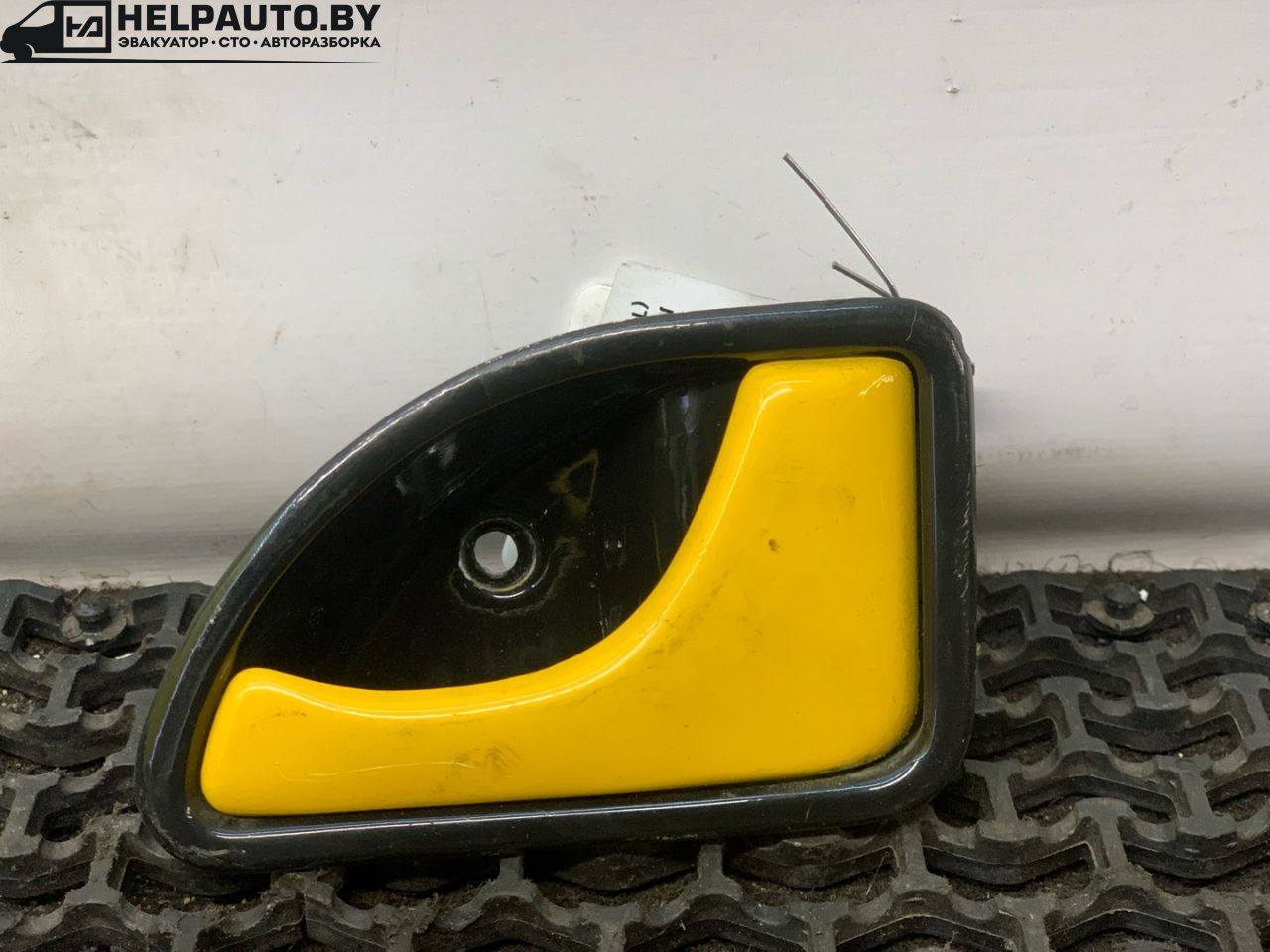 ручка внутренняя передняя правая Renault Twingo 1 поколение 1996, 1.2 л., C3G 700, бензин, МКПП, желтый, хетчбэк 3 дв., передний привод - фото №1