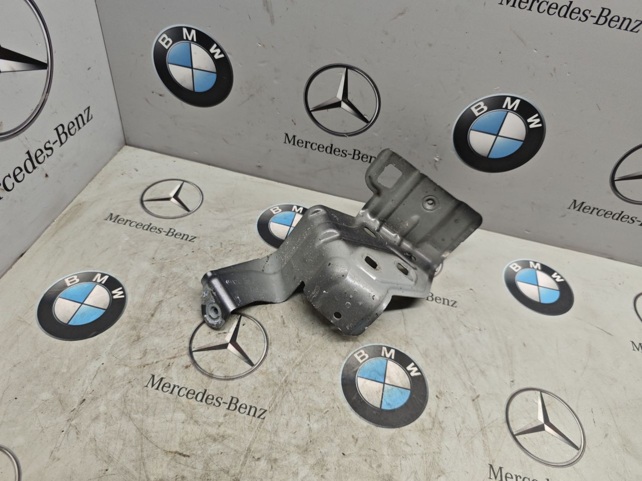 крепление ( кронштейн ) крыла Mercedes-Benz GLB-Класс 1 поколение 2022, бензин, задний привод, A2478800214 - фото №1