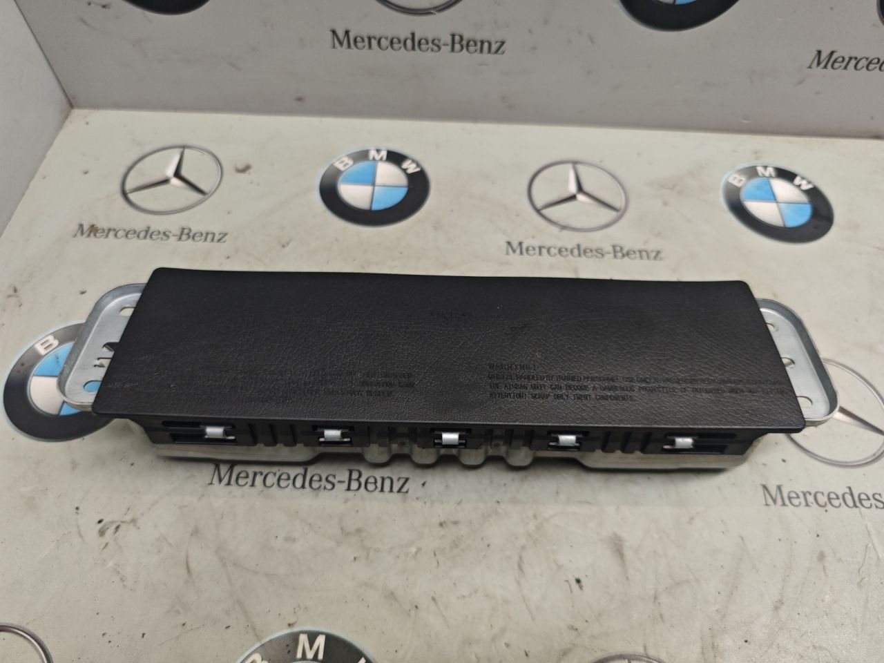 подушка безопасности коленная Mercedes-Benz GLB-Класс 1 поколение 2022, бензин, задний привод, A2478602800 - фото №1