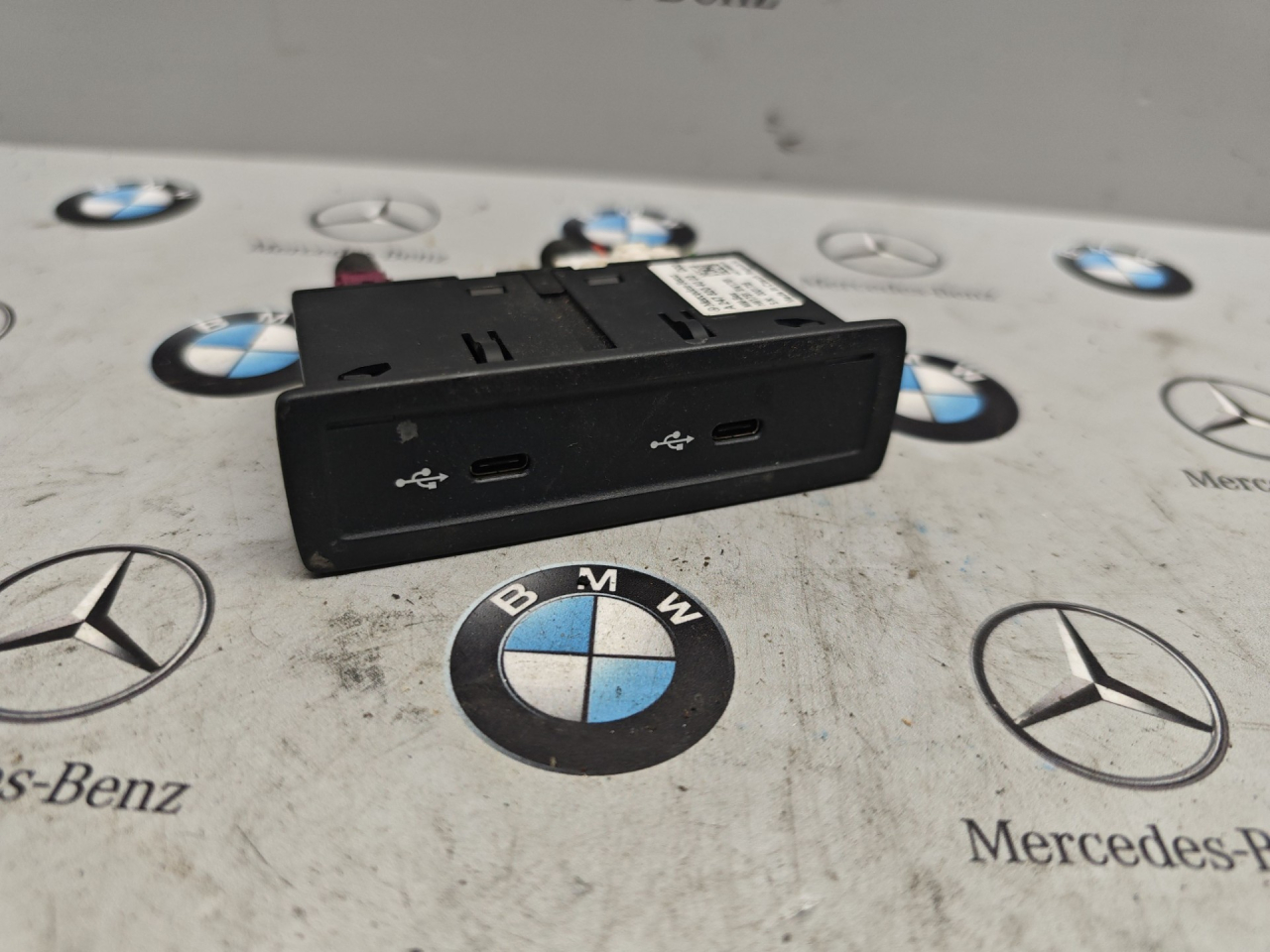 разъем AUX / USB Mercedes-Benz GLC Coupe C253 2018, A2478204002 - фото №1
