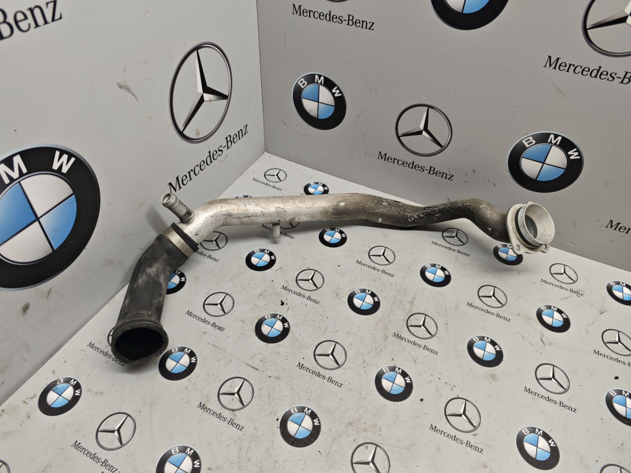 патрубок радиатора BMW 6 серия F06/F12/F13 2011, 3.0 л., N55 B30 A, бензин, задний привод, 7607840 - фото №1