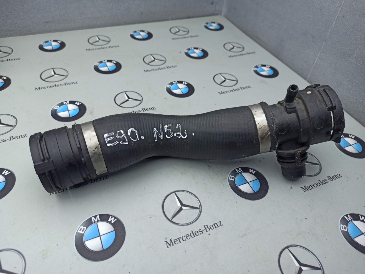 патрубок радиатора BMW 3 серия E90/E91/E92/E93 2007, 3.0 л., бензин - фото №1